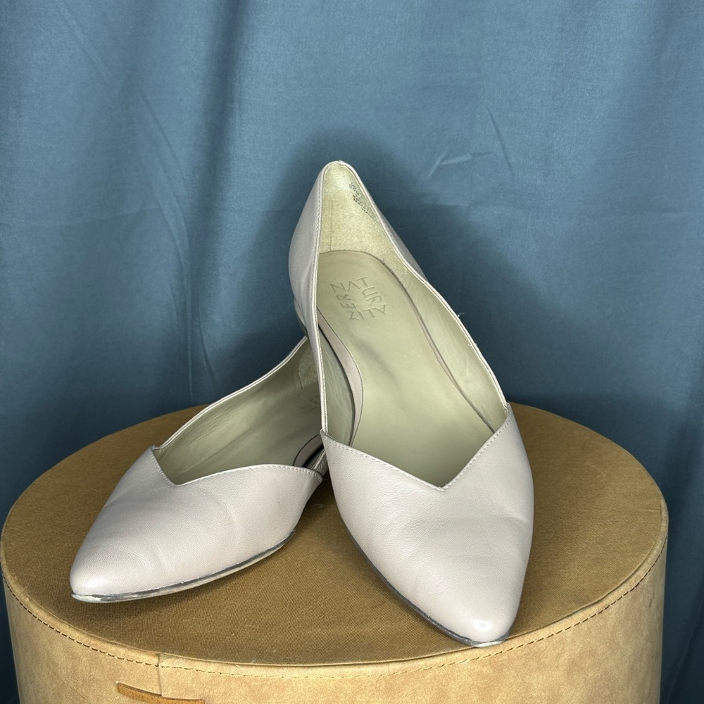 Naturalizer Women's Light tan Flats